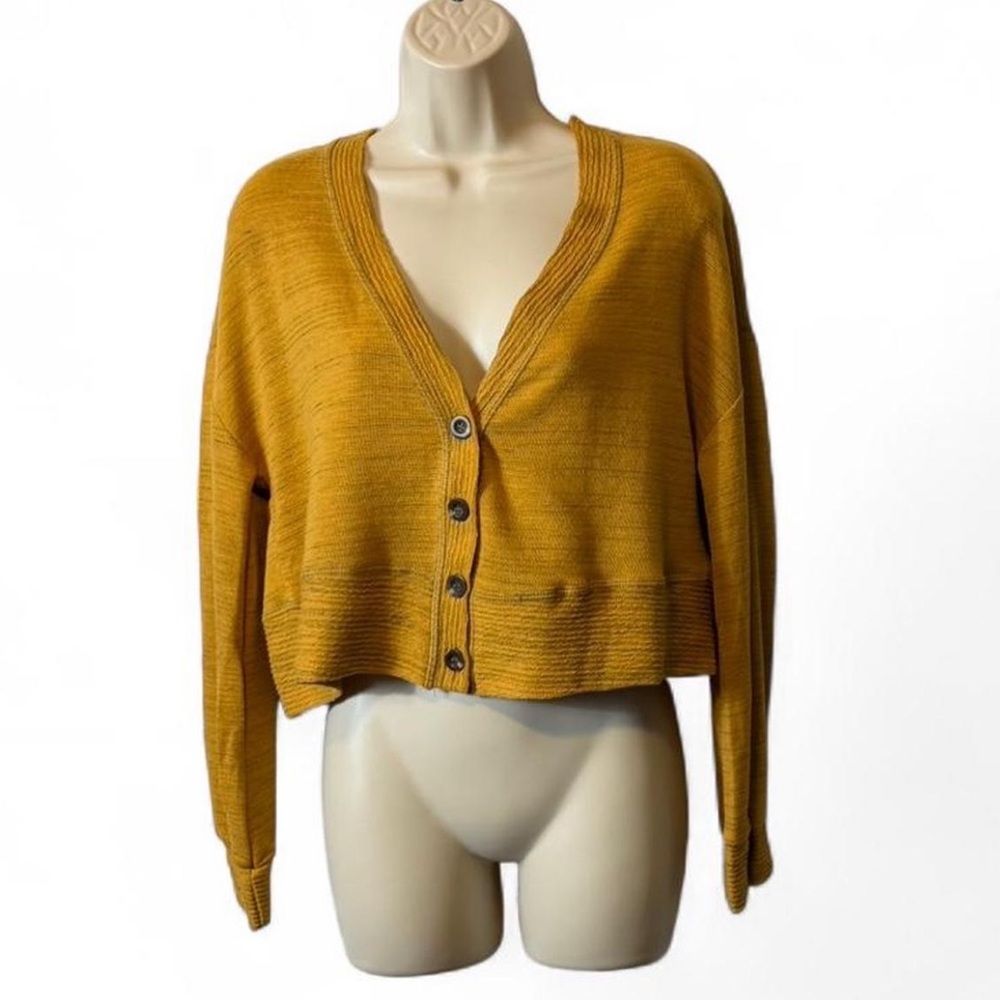 Cropped Button Front V Neck Top‎ - Picture 2 of 16
